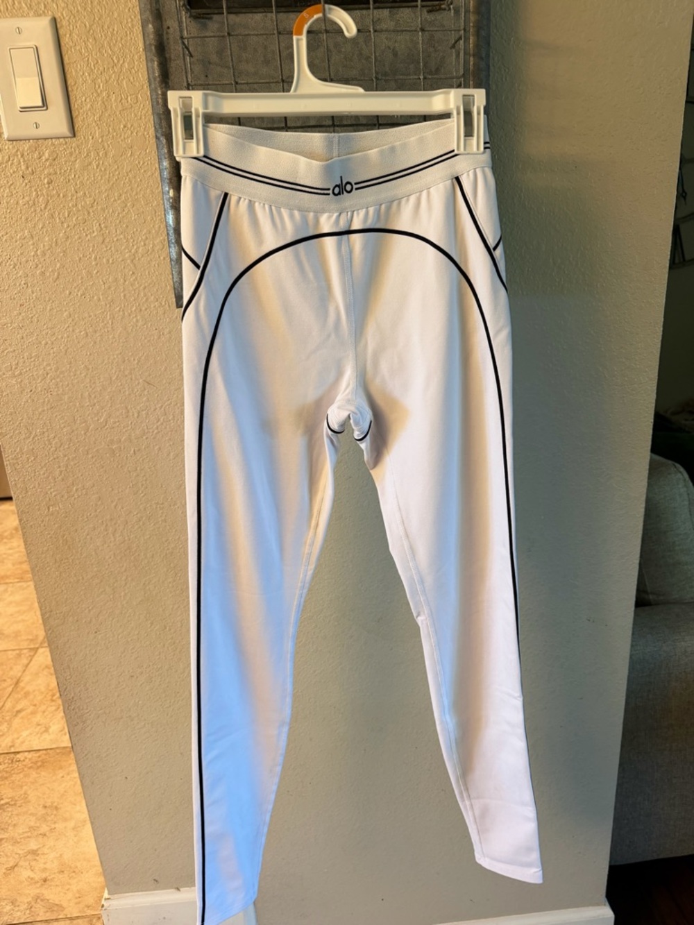 ALO Yoga Airbrush White/Black Heart Throb SET - Picture 4 of 15